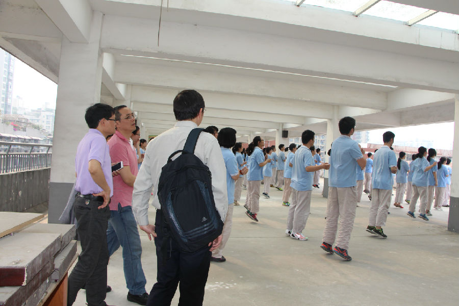 在张副校陪同下楼顶观看高三大课间.jpg