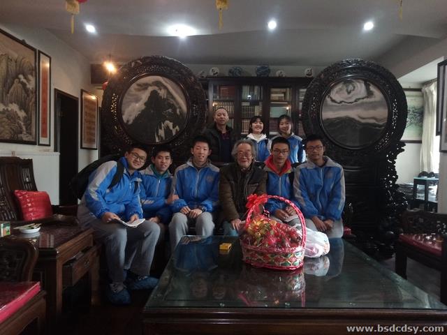 校友:张幼矩 小组成员:徐静怡 朱宏宇 方正 卢弘毅 黄燕如 罗聪 熊天义(带队老师:成云).jpg