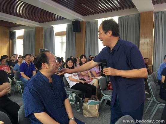 clip_image006.jpg 一群人在房间里交谈 描述已自动生成